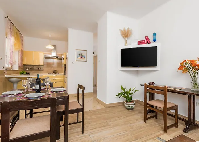 Nice Home In Opatija With Kitchen بيت للعطل أوباتيا