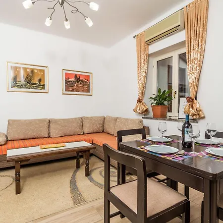 In With Kitchen Опатия